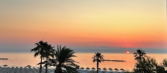 Premium Sea Front 2-bedroom condo in Roseto Degli Abruzzi, with WiFi, AC