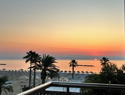 Premium Sea Front 2-bedroom condo in Roseto Degli Abruzzi, with WiFi, AC