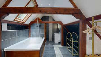 Superior Suite | Bathroom | Shower, hair dryer, towels, soap