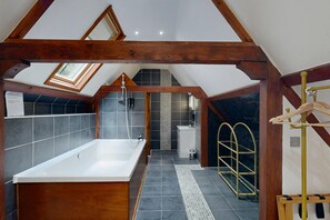 Ducha, secador de pelo, toallas, jabón