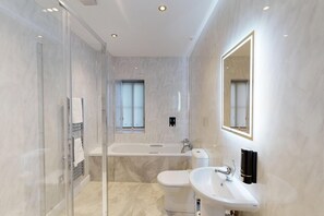 家庭客房, 山景 | 浴室 | 淋浴設備、風筒、提供毛巾、番梘