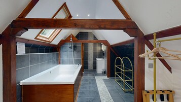 Ducha, secador de pelo, toallas, jabón