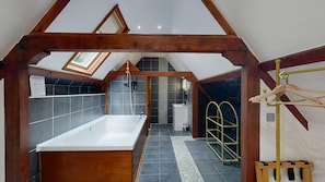 Suite superior | Baño | Ducha, secador de pelo, toallas y jabón