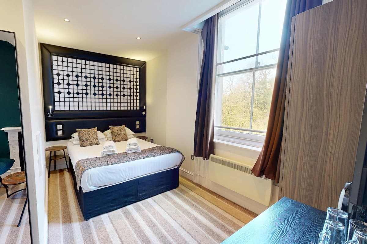 Superior Double Room, 1 King Bed, Mountain View | Iron/ironing board (on request), WiFi (free), bed sheets