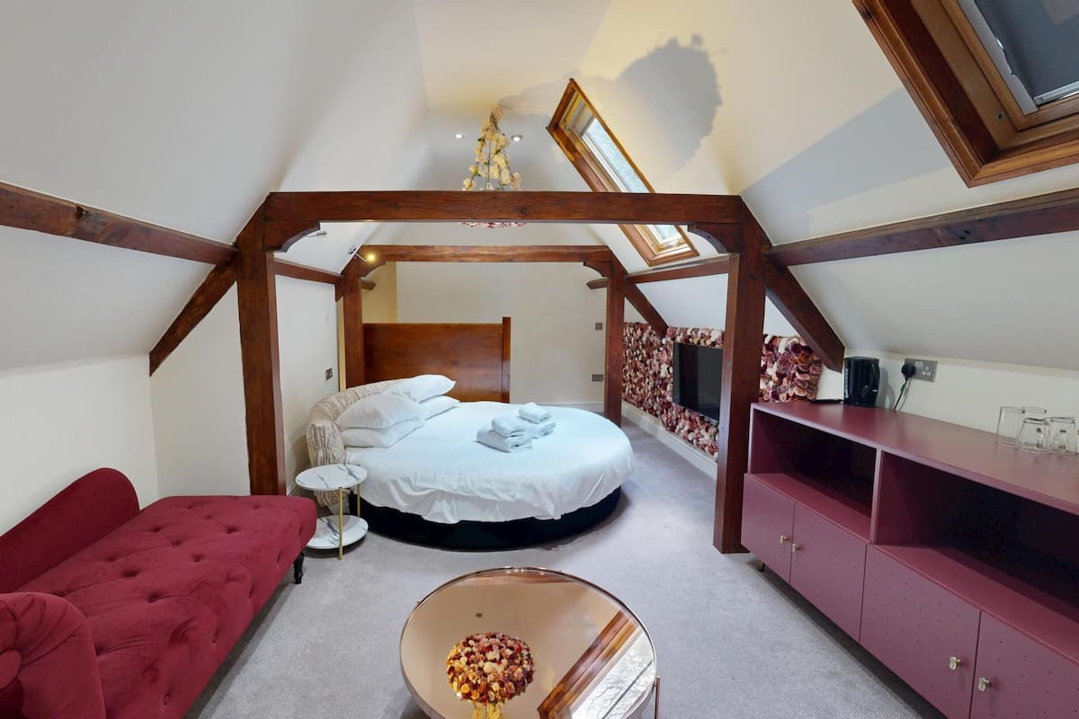 Superior Suite | Iron/ironing board (on request), WiFi (free), bed sheets