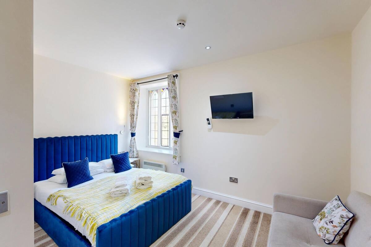 Superior Triple Room, Mountain View | Iron/ironing board (on request), WiFi (free), bed sheets
