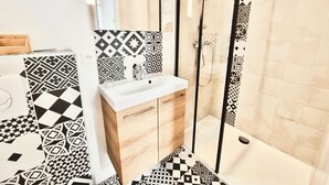 ヘアドライヤー、タオル、石鹸、トイレットペーパー