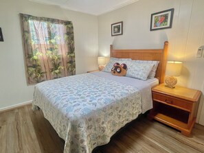 3 habitaciones, tabla de planchar con plancha y ropa de cama 