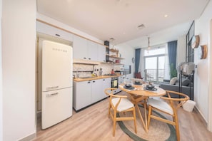 Réfrigérateur, four à micro-ondes, un four, surface de cuisson