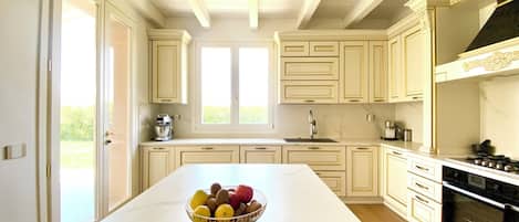 Micro-ondes, four, plaque de cuisson, lave-vaisselle