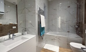 Sèche-cheveux, bidet, serviettes fournies, savon