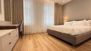 2 chambres, coffres-forts dans les chambres, fer et planche à repasser