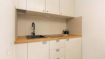 Fridge, oven, stovetop, coffee/tea maker