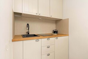 Fridge, oven, stovetop, coffee/tea maker