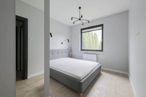 2 bedrooms, iron/ironing board, WiFi, bed sheets