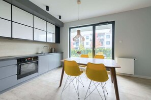 Fridge, oven, stovetop, dishwasher