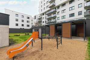 Children's area - Chylońska 104 | Gdynia | White and Beige Apartment | Outdoor Gym (Gdynia)