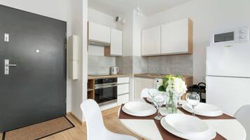 Een koelkast, een magnetron, een oven, een kookplaat