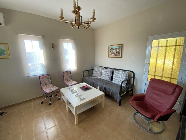 公寓, 2 間臥室, 陽台, 花園景觀 | 客廳 | 書籍