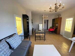 Apartment, 2 Schlafzimmer, Balkon, Gartenblick | Wohnzimmer | Bücher