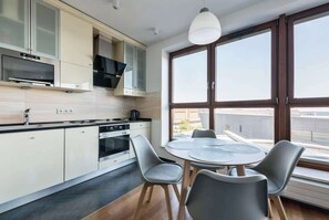 Réfrigérateur, un four, surface de cuisson, lave-vaisselle