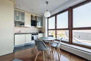 Fridge, oven, stovetop, dishwasher