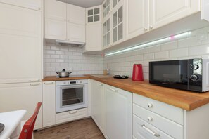 Een koelkast, een microgolfoven, een oven, een kookplaat