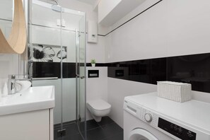 Douche, sèche-cheveux, serviettes fournies