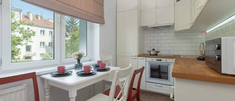 Een koelkast, een microgolfoven, een oven, een kookplaat