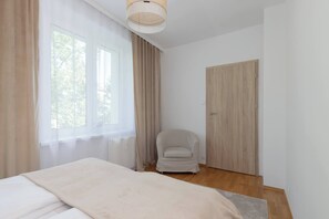 1 habitación, tabla de planchar con plancha, cuna de viaje y wifi 