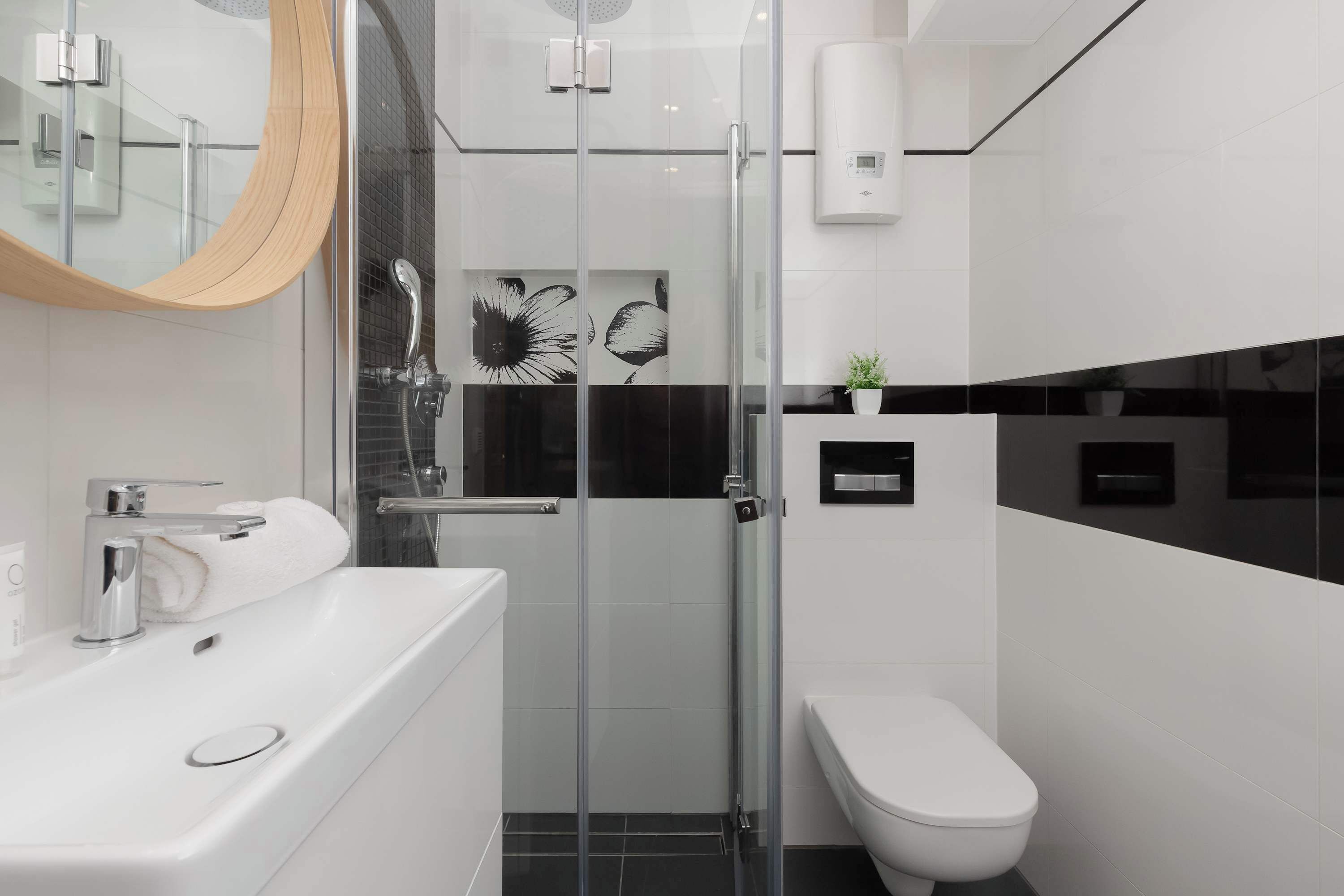 Shower, hair dryer, towels, shampoo