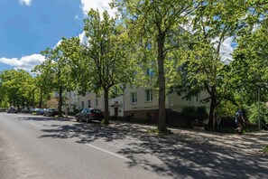 Unclassified image, 3 of 20, button