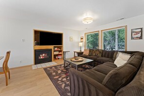 House, 4 Bedrooms | Living area | Smart TV