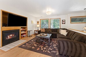 House, 4 Bedrooms | Living area | Smart TV