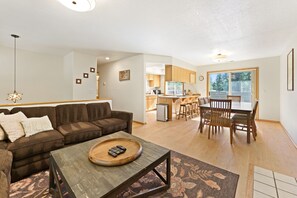 House, 4 Bedrooms | Living area | Smart TV