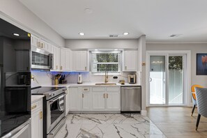 Four à micro-ondes, surface de cuisson, lave-vaisselle