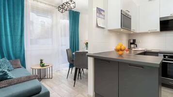 Frigorifero, microonde, forno, piano cottura