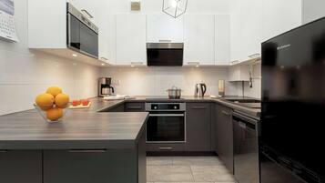 Frigorifero, microonde, forno, piano cottura