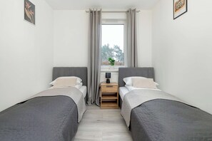 2 habitaciones, tabla de planchar con plancha, cuna de viaje y wifi 
