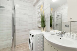 Dusche, Haartrockner, Handtücher, Shampoo