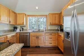 House, 4 Bedrooms | Private kitchen | Fridge, oven, coffee/tea maker, toaster