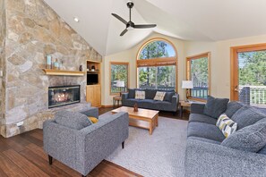 House, 4 Bedrooms | Living area