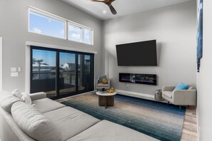 Smart TV, fireplace