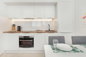 Fridge, oven, stovetop, dishwasher