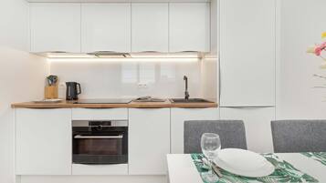 Fridge, oven, stovetop, dishwasher