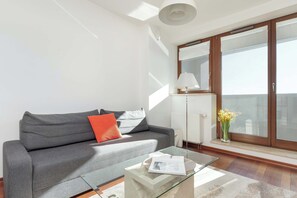 TV, offices - Modern Apartment | Water View and Parking (Gdynia)