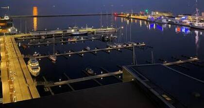 Modern Apartment | Water View and Parking