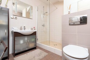 Een douche, een haardroger, handdoeken