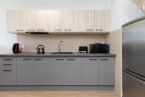 Refrigerador, microondas, parrilla de estufa y cafetera y tetera