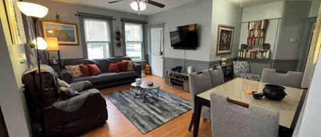 TV, libri, impianto stereo, studio